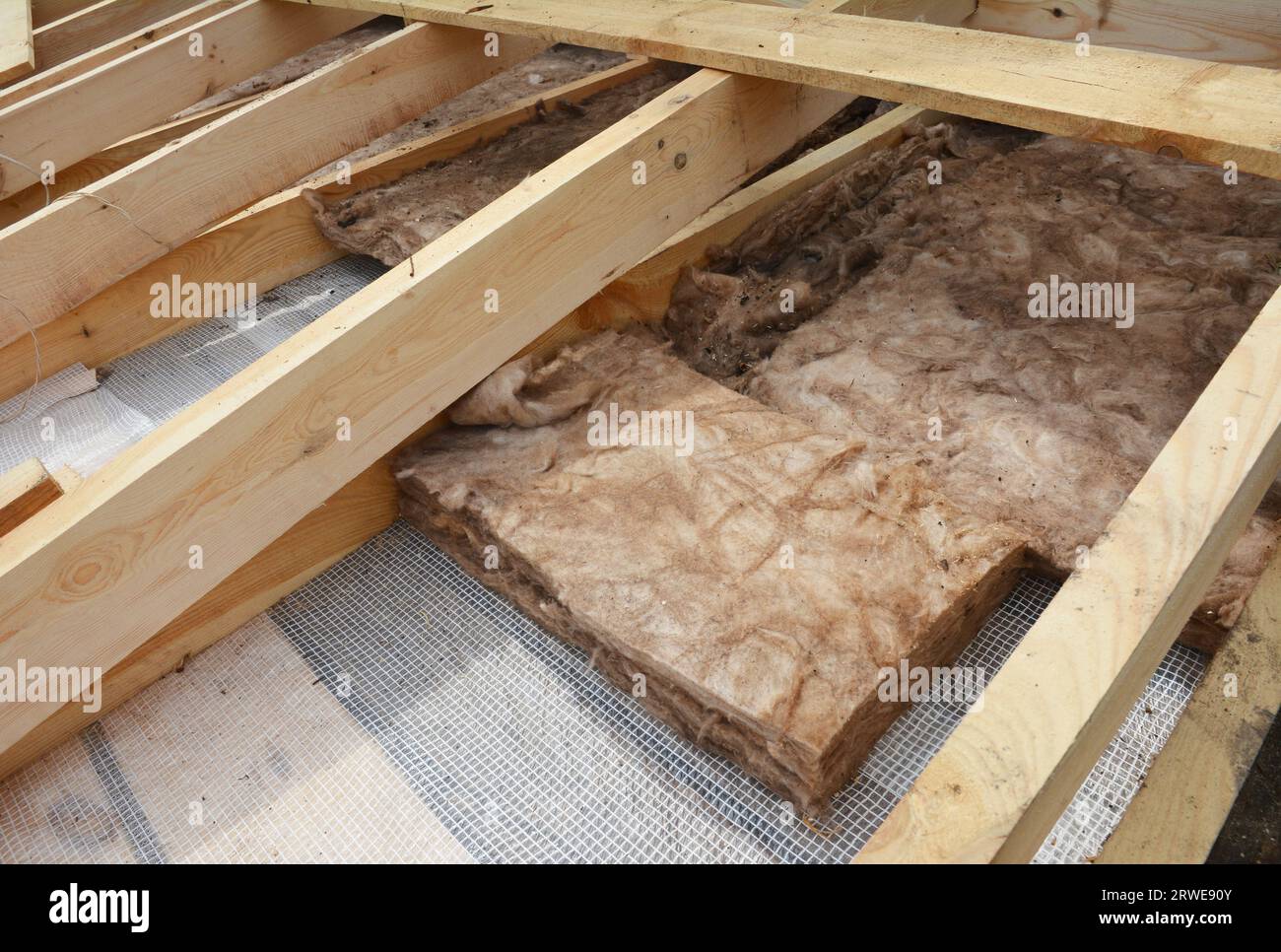 Dachisolierung. Dachisolierung mit Mineralwolle und Dampfsperre Stockfoto