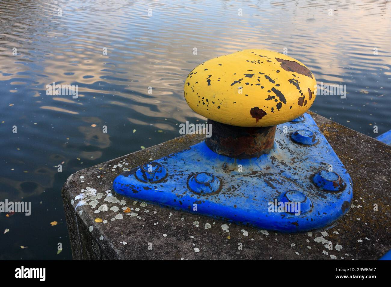 Gelb-blau lackierter Schiffspoller Stockfoto