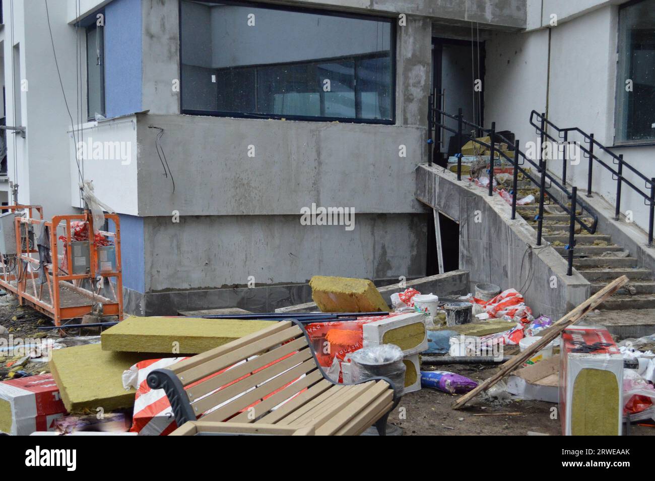 Ein Chaos auf einer Baustelle mit verstreuten Baumaterialien und Müll mit Schmutz, schlechten Sicherheitsvorkehrungen, unhygienischen Bedingungen und Umweltbedingungen Stockfoto