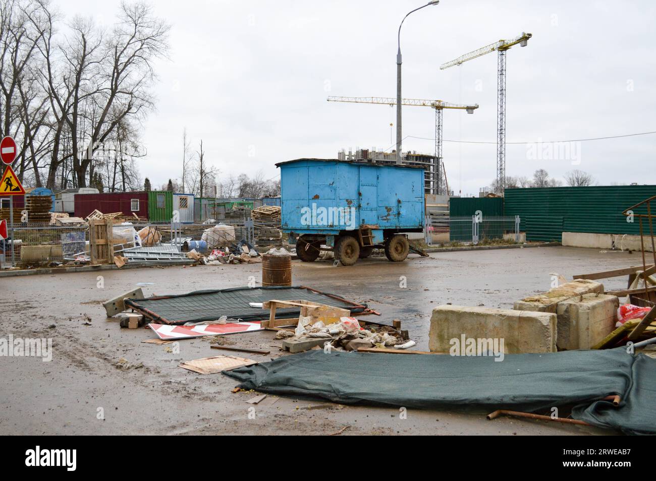 Kleine provisorische Häuser von Bauunternehmern aus Containern auf einer Industriebaustelle. Baustadt mit Umzugshäusern für Arbeiter. Stockfoto