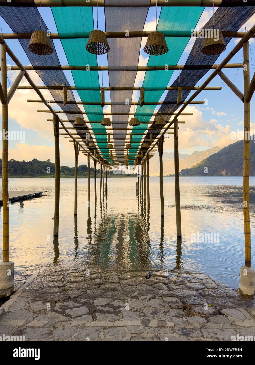 Blick vom Ufer von San Lucas Toliman, einer Stadt am Atitlan-See in Guatemala Stockfoto