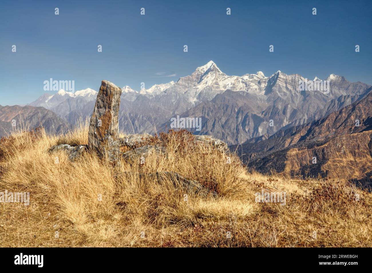 Sonnendurchflutetes grasbewachsene Felsen in Kuari-Pass, Indien Stockfoto