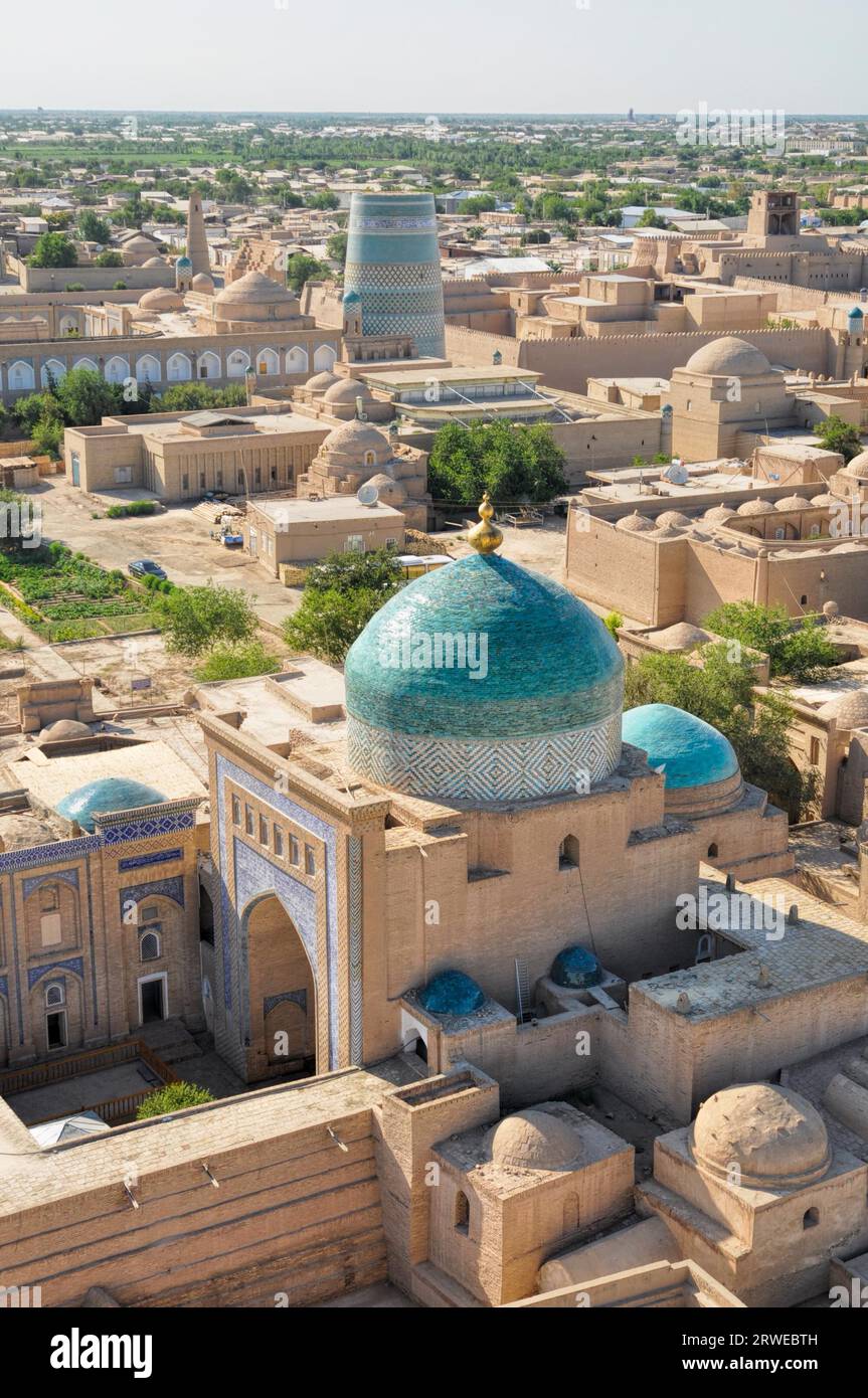 Wunderschöne große islamische Moschee in Chiwa, Usbekistan, aus der Luft gesehen Stockfoto