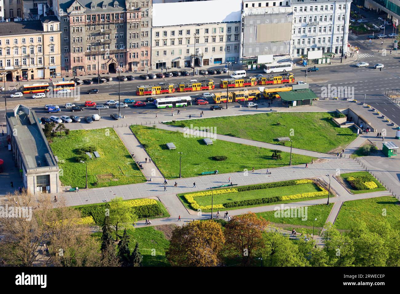 Blick von oben auf Park und Aleje Jerozolimskie Straße im Stadtzentrum von Warschau, Polen Stockfoto