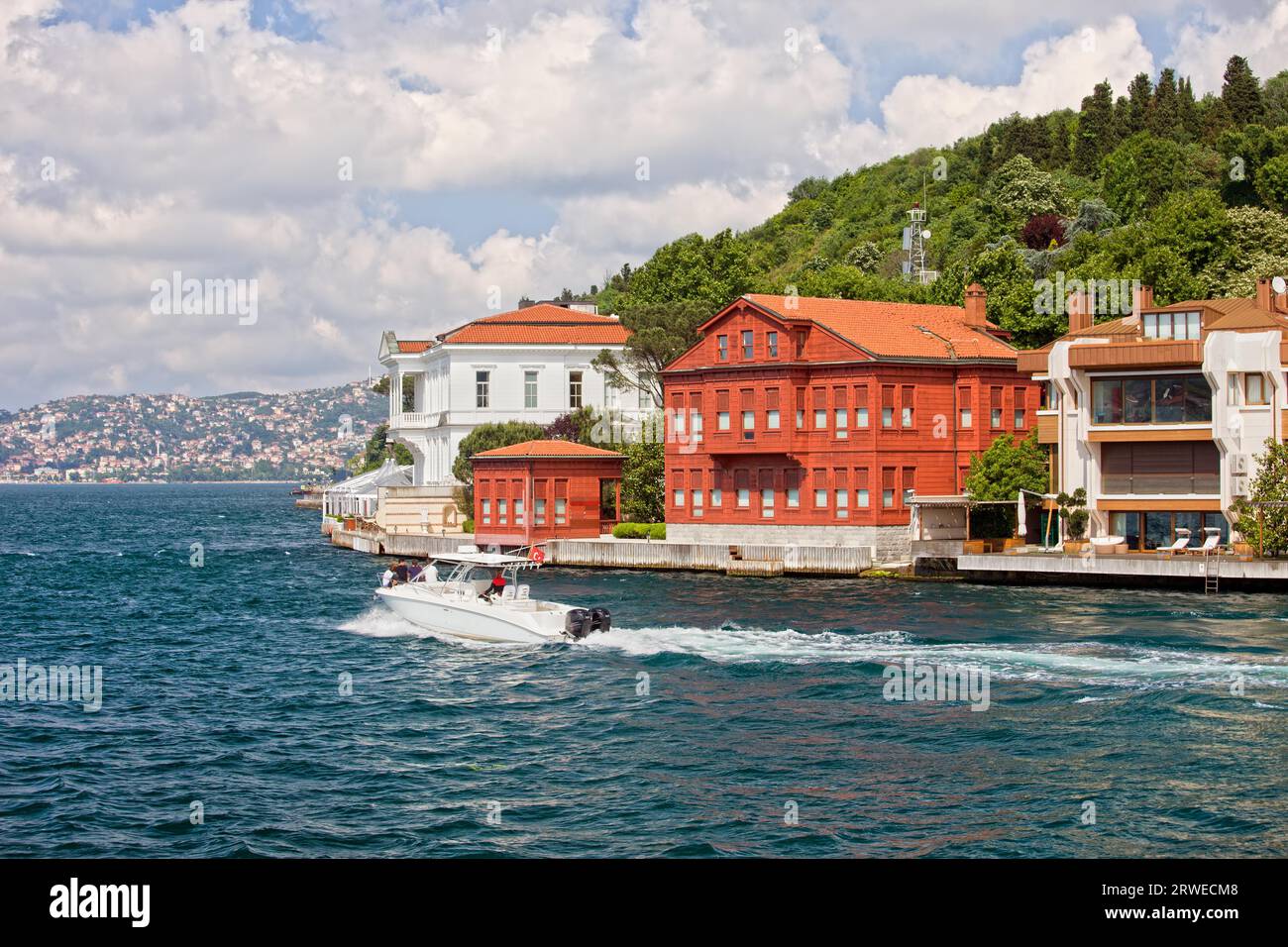 Traditionelle und moderne Villen am Bosporus Meerenge Ufer in Kanlica, Türkei Stockfoto