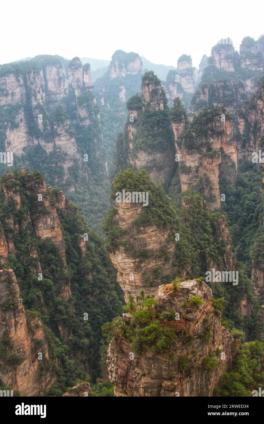 Tauchen Sie ein in die atemberaubende Schönheit von Chinas Avatar-ähnlichen Bergen, einem majestätischen Reich von atemberaubenden Gipfeln und der Pracht der Natur Stockfoto
