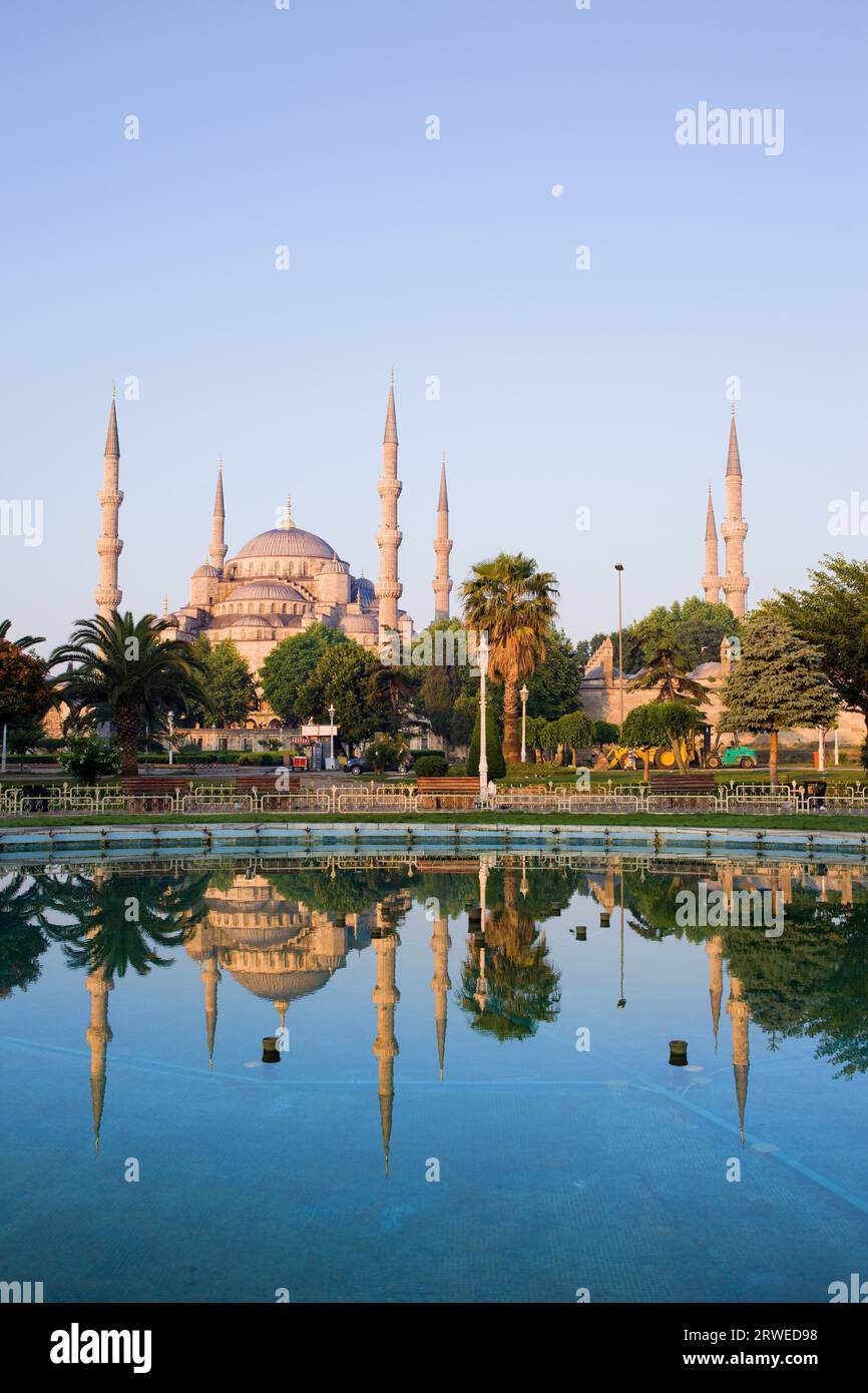 Sonnenaufgang in der Blauen Moschee (Sultan Ahmet Camii) mit Reflexion über Wasser im Stadtteil Sultanahmet, Stadt Istanbul, Türkei Stockfoto