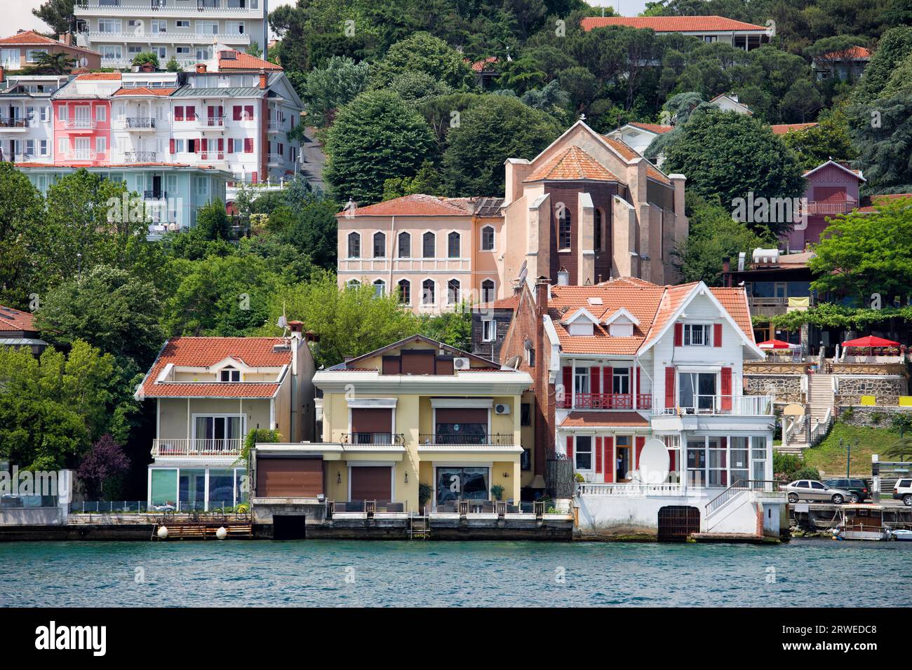 Häuser am Wasser entlang der Bosporusstraße im Yenikoy-Viertel von Istanbul, Türkei Stockfoto