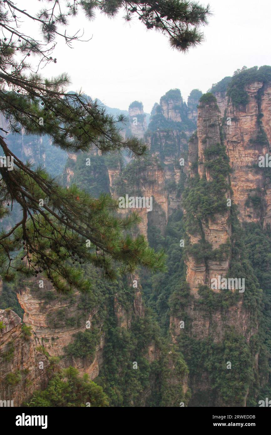 Tauchen Sie ein in die atemberaubende Schönheit von Chinas Avatar-ähnlichen Bergen, einem majestätischen Reich von atemberaubenden Gipfeln und der Pracht der Natur Stockfoto