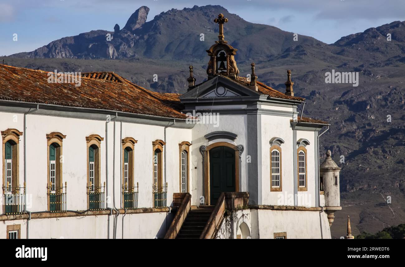 Blick auf Museu de Ciencia e tecnica und Hinterhof Berg Ouro Branco, Ouro Preto, UNESCO Welterbe Stockfoto