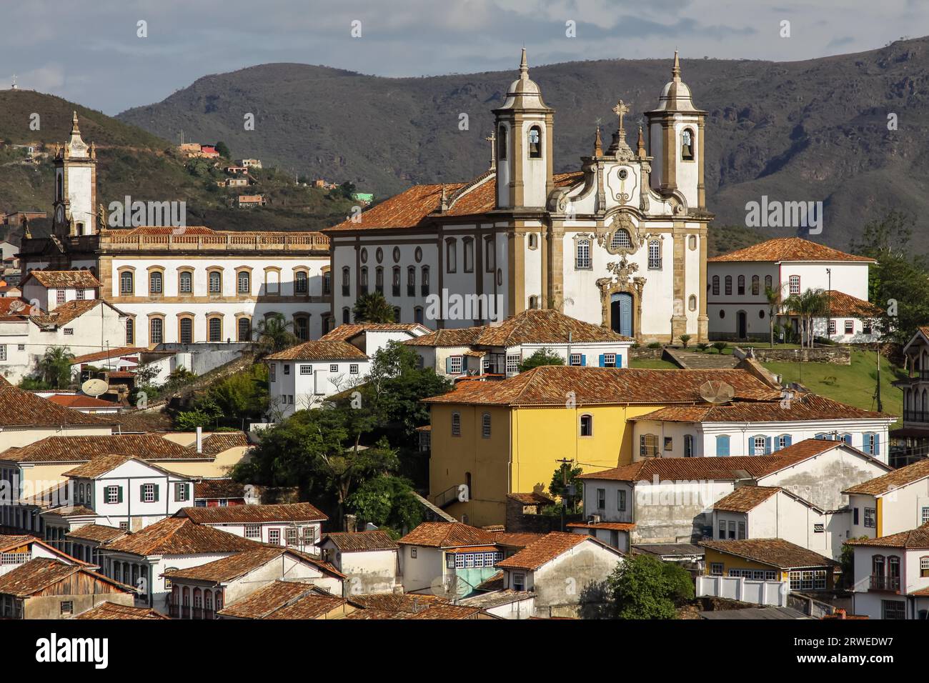 Blick auf die historische Barockkirche Nossa Senhora do Carmo und Stadt Ouro Preto, UNESCO-Weltkulturerbe si Stockfoto