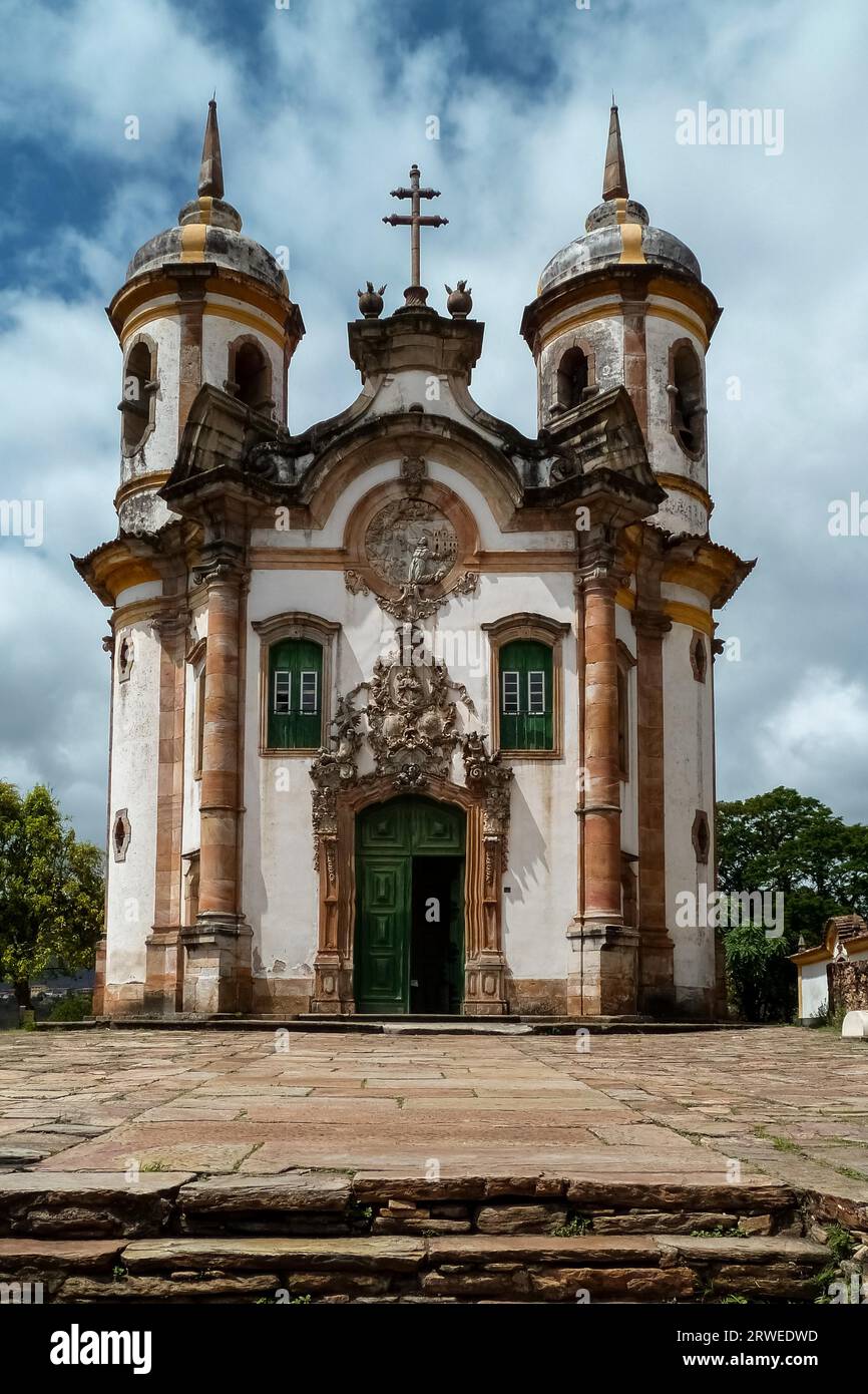 Vorderansicht der historischen Barockkirche Igreja Sao Francisco de Assis, Ouro Preto, UNESCO World Herita Stockfoto