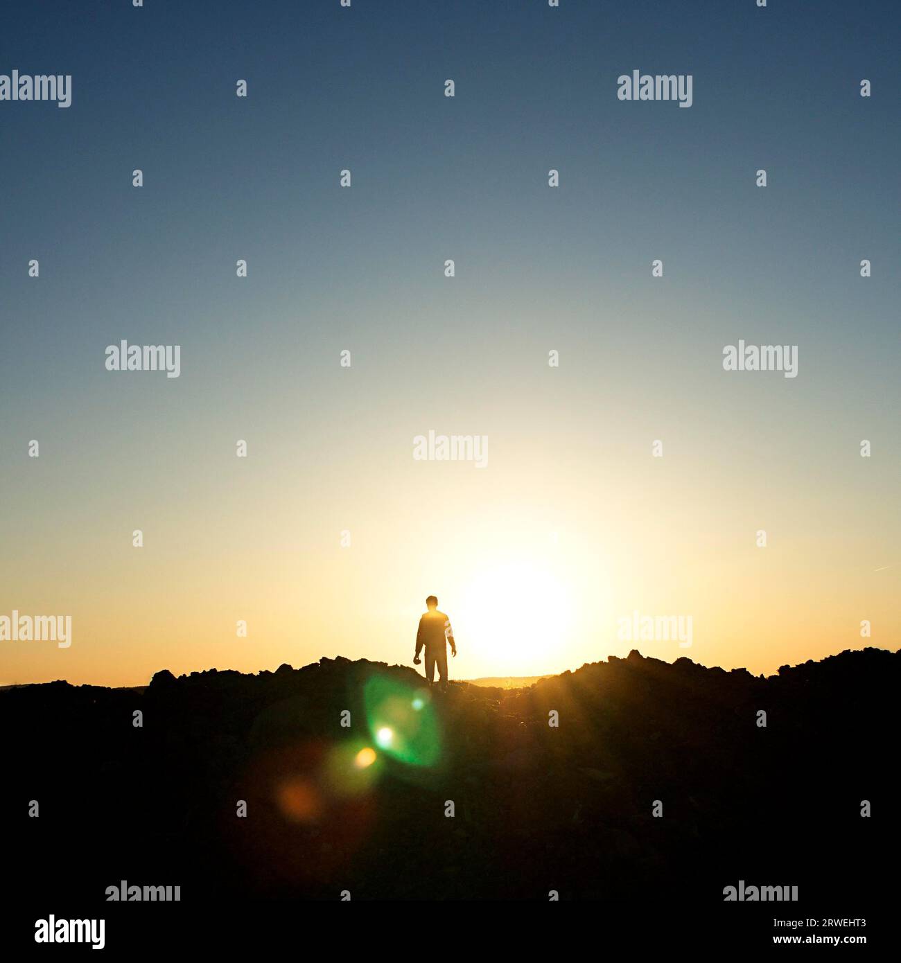 Ein Mann im Licht der untergehenden Sonne Stockfoto