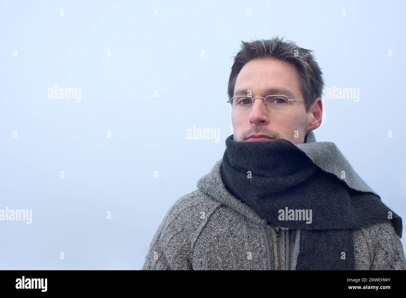 Ein Mann steht im Winter eiskalt Stockfoto