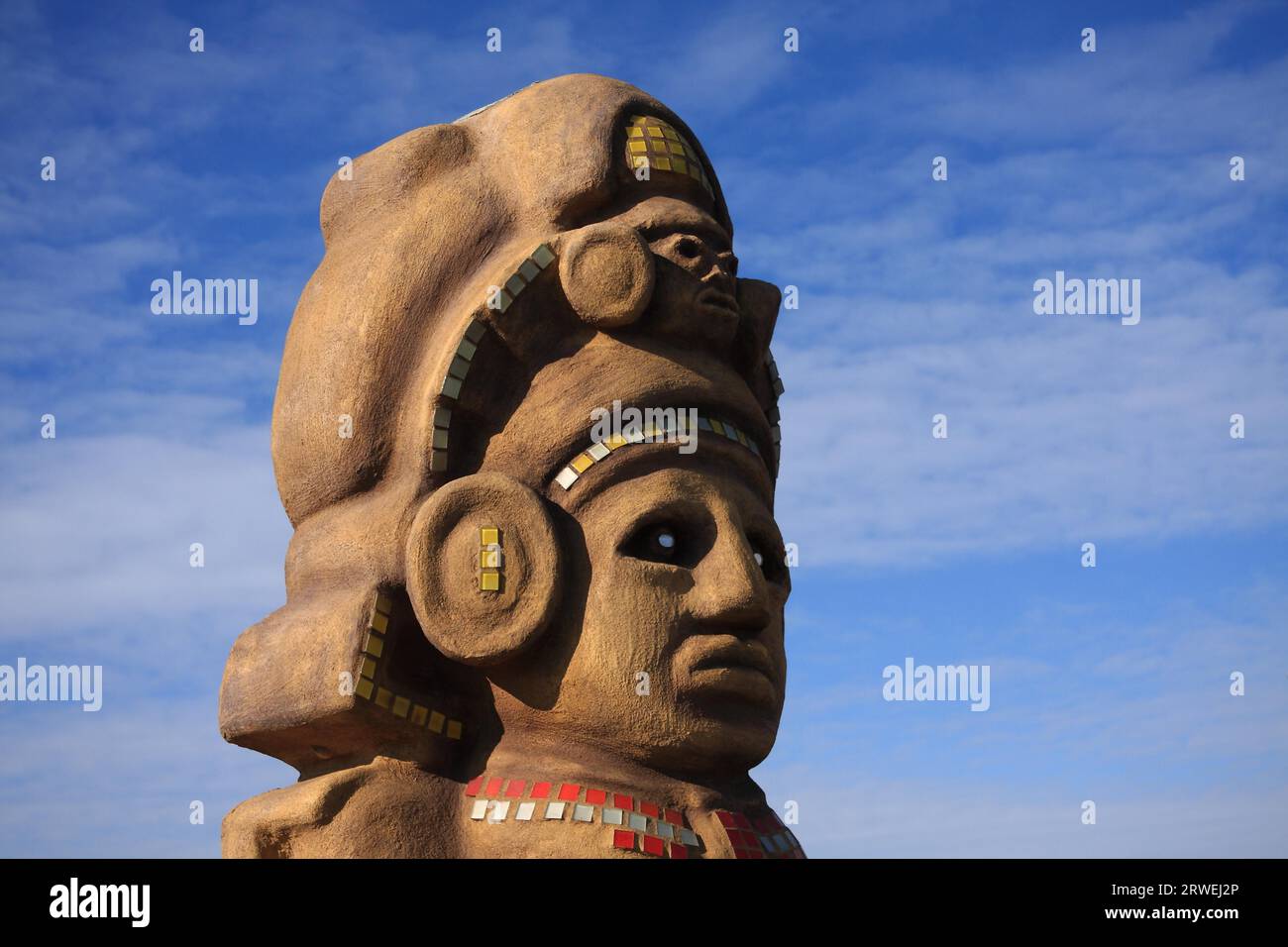 Aztekische Gottheit, Detail, Hintergrund blau-weißer Himmel Stockfoto