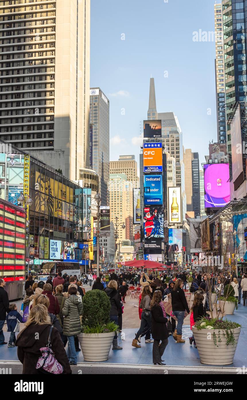 New York, USA, 4. Dezember 2011: Beleuchtete Fassaden von Broadway-Geschäften und Theatern am Times Square, NYC Stockfoto