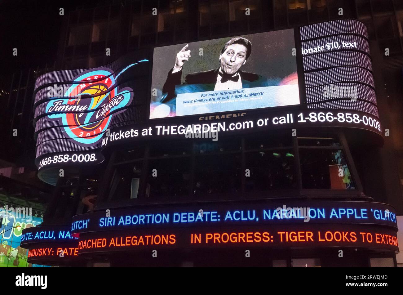 New York, USA, 3. Dezember 2011: Beleuchtete Fassaden von Broadway-Geschäften und Theatern am Times Square, NYC Stockfoto