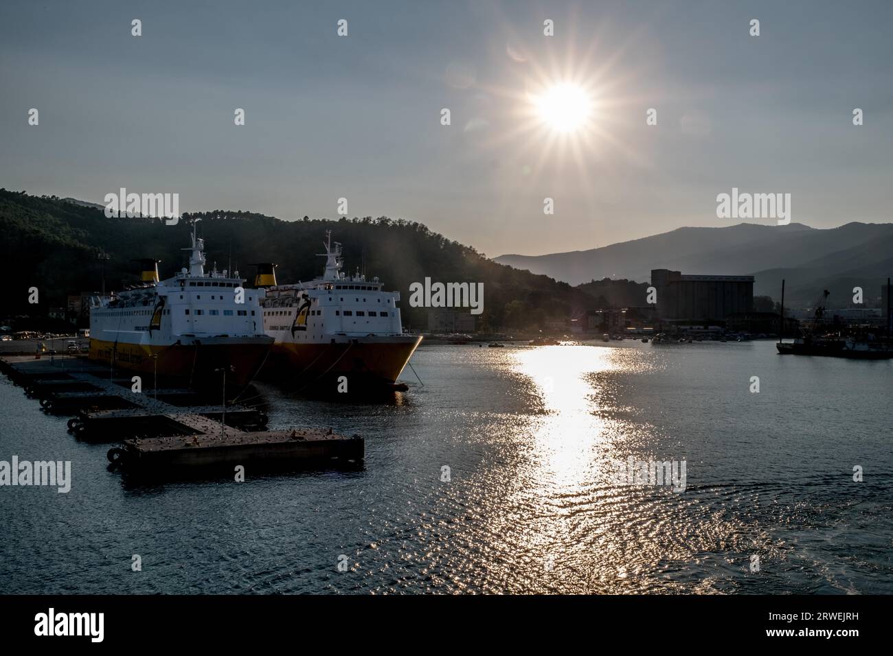 Fähren im Hafen von Nizza. Sie verbinden das französische Festland mit der Mittelmeerinsel Korsika Stockfoto