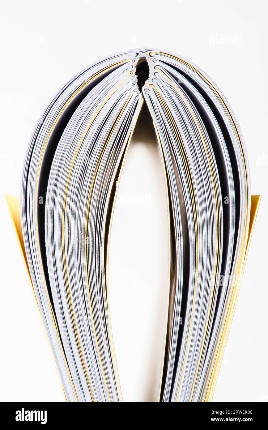 Öffnen Sie das Buch mit Seitenrändern, die auf weißem Hintergrund isoliert sind Stockfoto