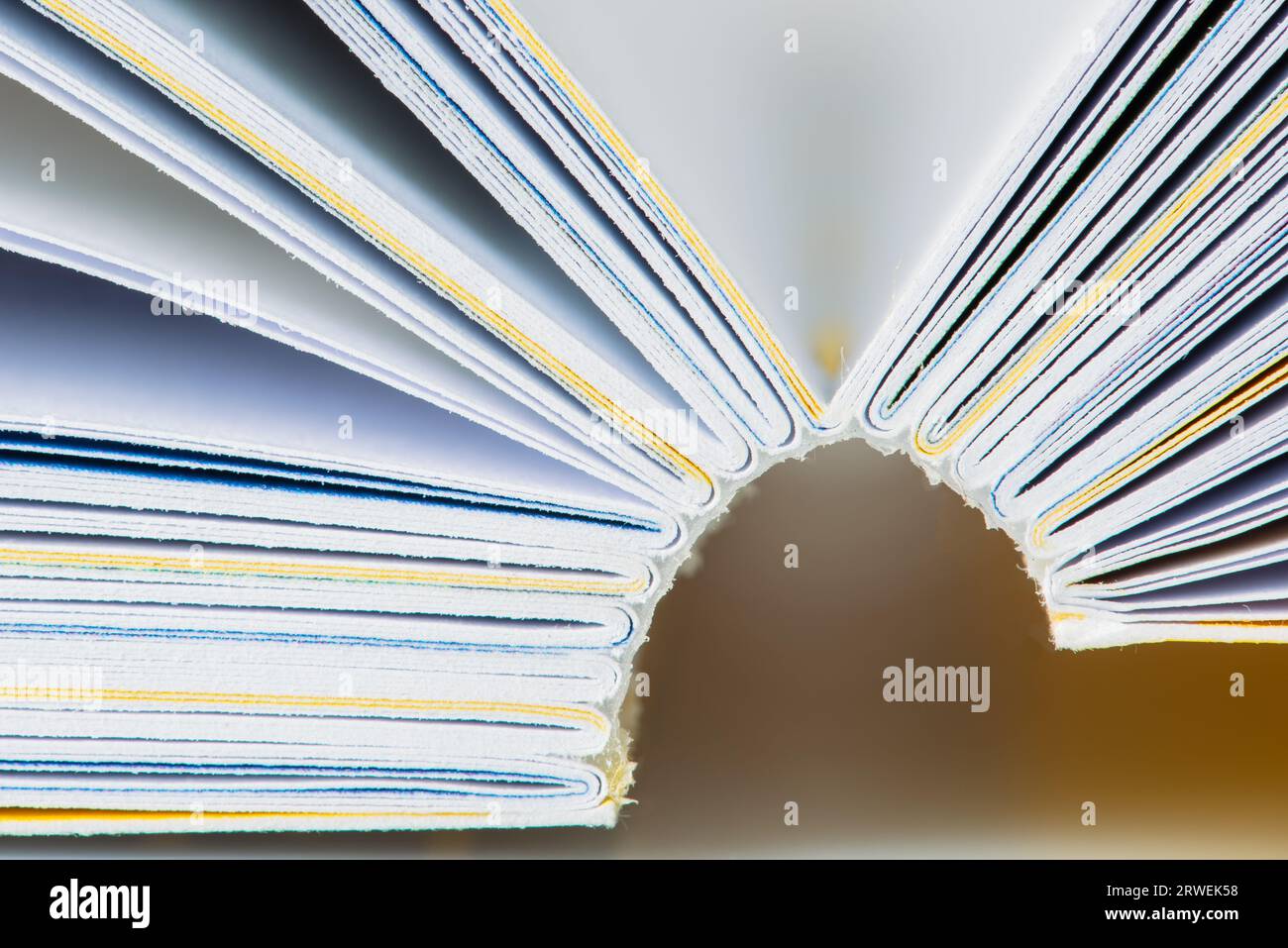 Buch mit Seitenrändern öffnen, Nahaufnahme Stockfoto