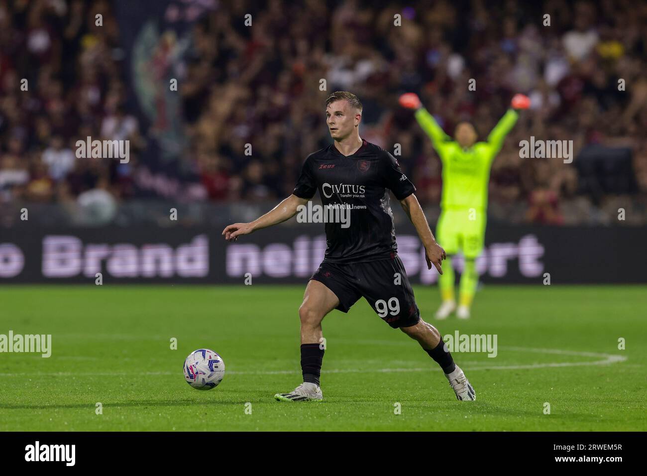 Salernitanas polnischer Mittelfeldspieler Mateusz Legowski kontrolliert den Ball während des Serie-A-Fußballspiels zwischen Unione Sportiva Salernitana und Torino Football Club im Arechi-Stadion in Salerno am 18. September 2023. Stockfoto