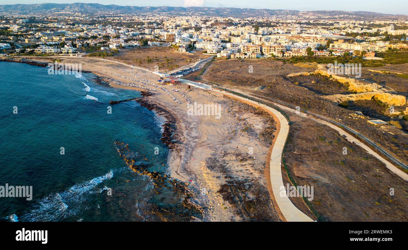 Blick aus der Vogelperspektive auf den neu fertiggestellten Paphos Küstenpfad, der den Paphos Hafen und den Paphos Municipal Beach, Paphos, Zypern, verbindet. Stockfoto