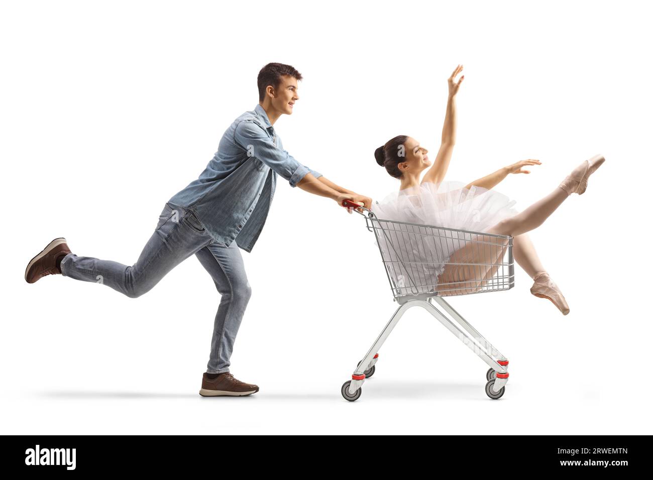 Mann, der eine Ballerina in einen Einkaufswagen schiebt, isoliert auf weißem Hintergrund Stockfoto