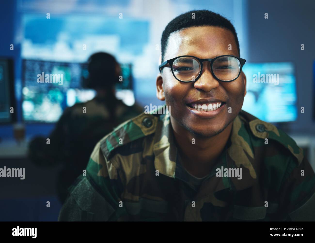 Militär, Überwachung und glückliches Porträt des Menschen in Cybersicherheit, Kontrollraum und Regierungskommunikationsbüro. Armee, Mitarbeiter und Lächeln im Gesicht Stockfoto