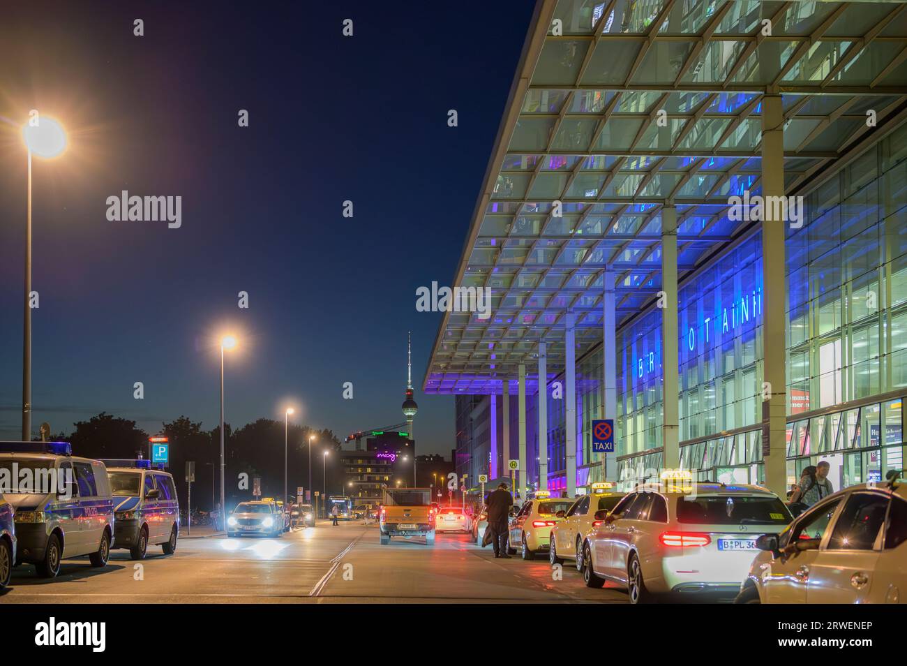 Deutschland , Berlin , 10.09.2023 , der Vorplatz am Berliner Ostbahnhof mit Taxis , Polizeiautos und Reisenden Stockfoto