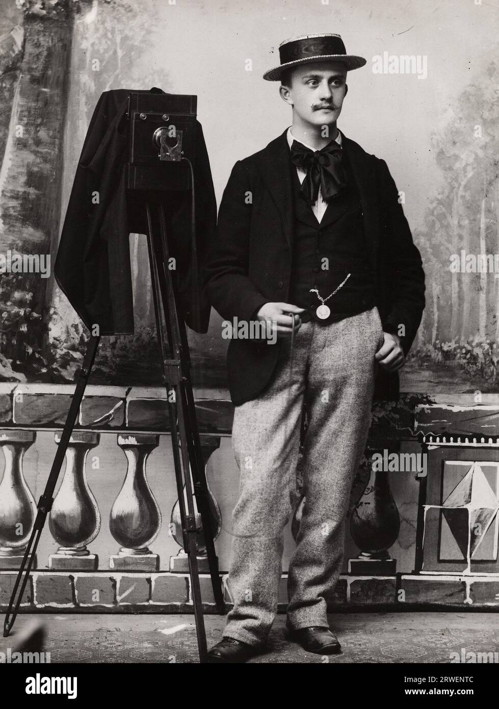 Selbstporträt des Fotografen Emile Schall in seinem Studio in Nancy, 1897, Frankreich, historisch, digital Re Stockfoto