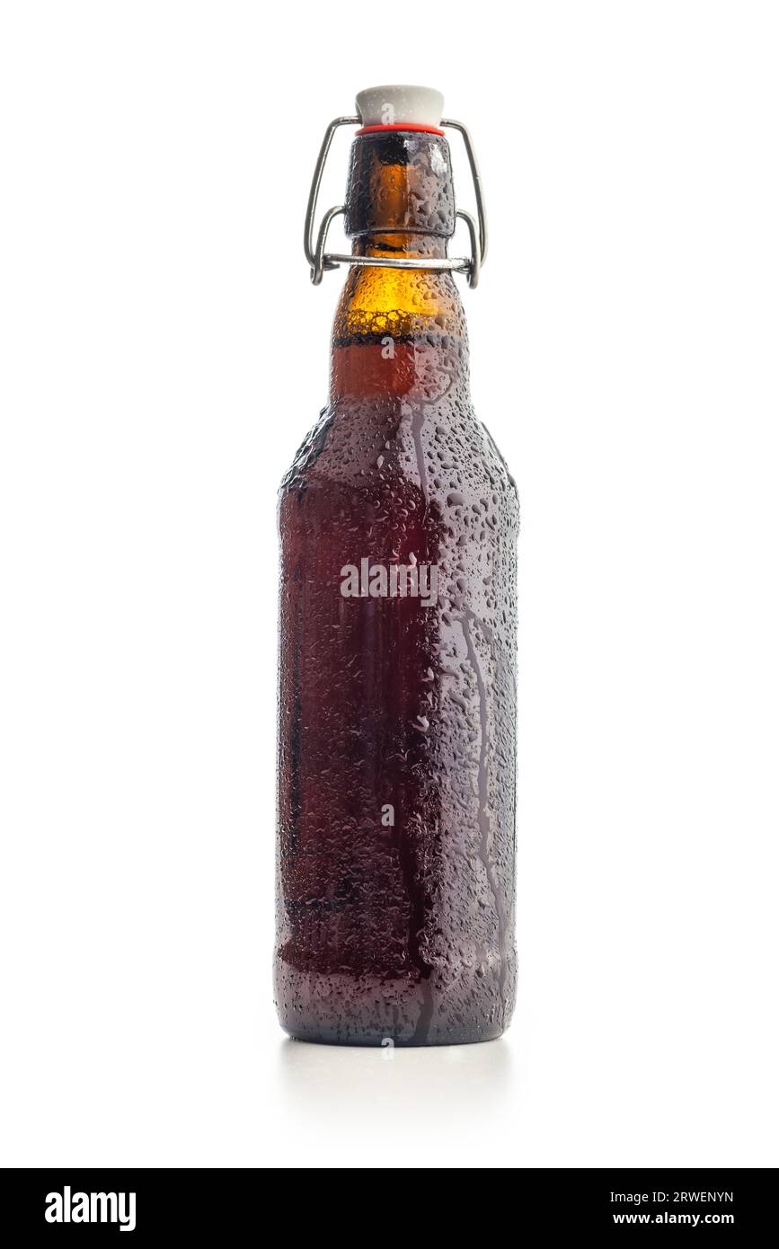 Die Bierflasche auf dem weißen Hintergrund isoliert. Stockfoto
