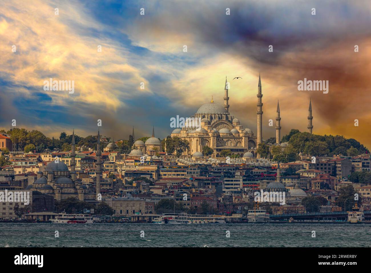 Istanbul, Türkei, 11. September 2023: Berühmte Rustem-Pascha-Moschee, neue Moschee und Suleymaniye-Moschee, Bosporus, Stockfoto