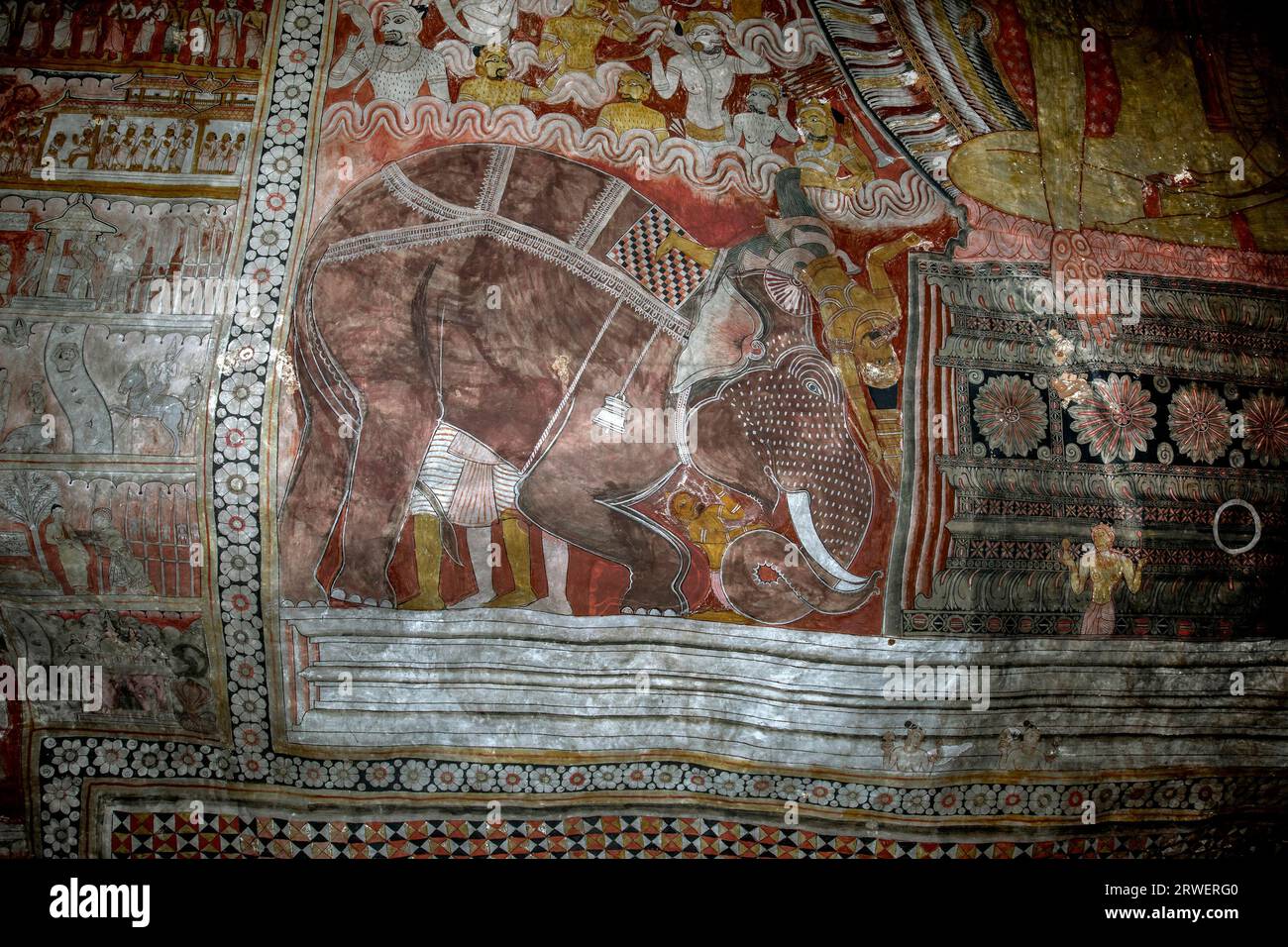 Das spektakuläre Innere der Höhle zwei (Maharaja Viharaya) einschließlich eines Deckengemäldes eines Elefanten in den Dambulla Cave Tempeln in Sri Lanka. Stockfoto