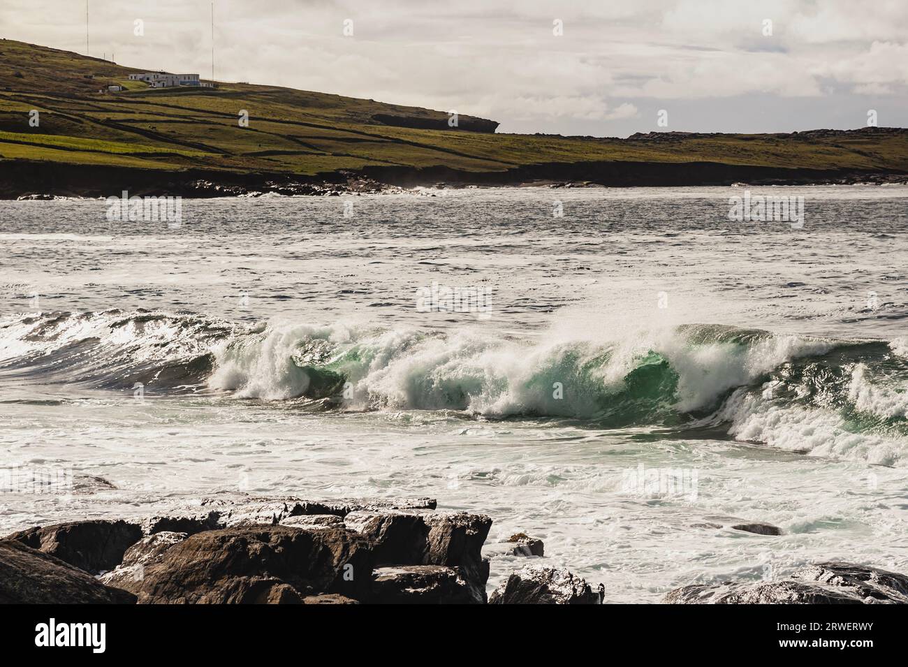 Starke Meereswellen an der irischen Küste von Valentia Island. Die Insel Valentia mit starken Meeresbrechern, die an der Westküste Irlands zerschmettern Stockfoto