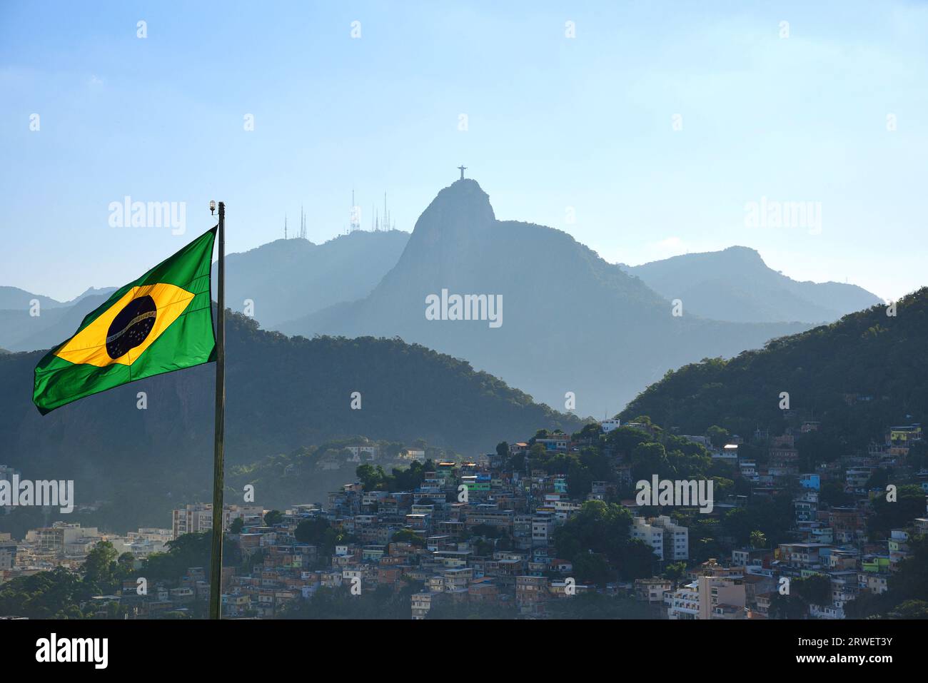 Die brasilianische Flagge, der Berg Corcovado und die Favela in Morro da Babilônia, gesehen vom Forte Duque de Caxias (Forte do Leme) - Rio de Janeiro Stockfoto