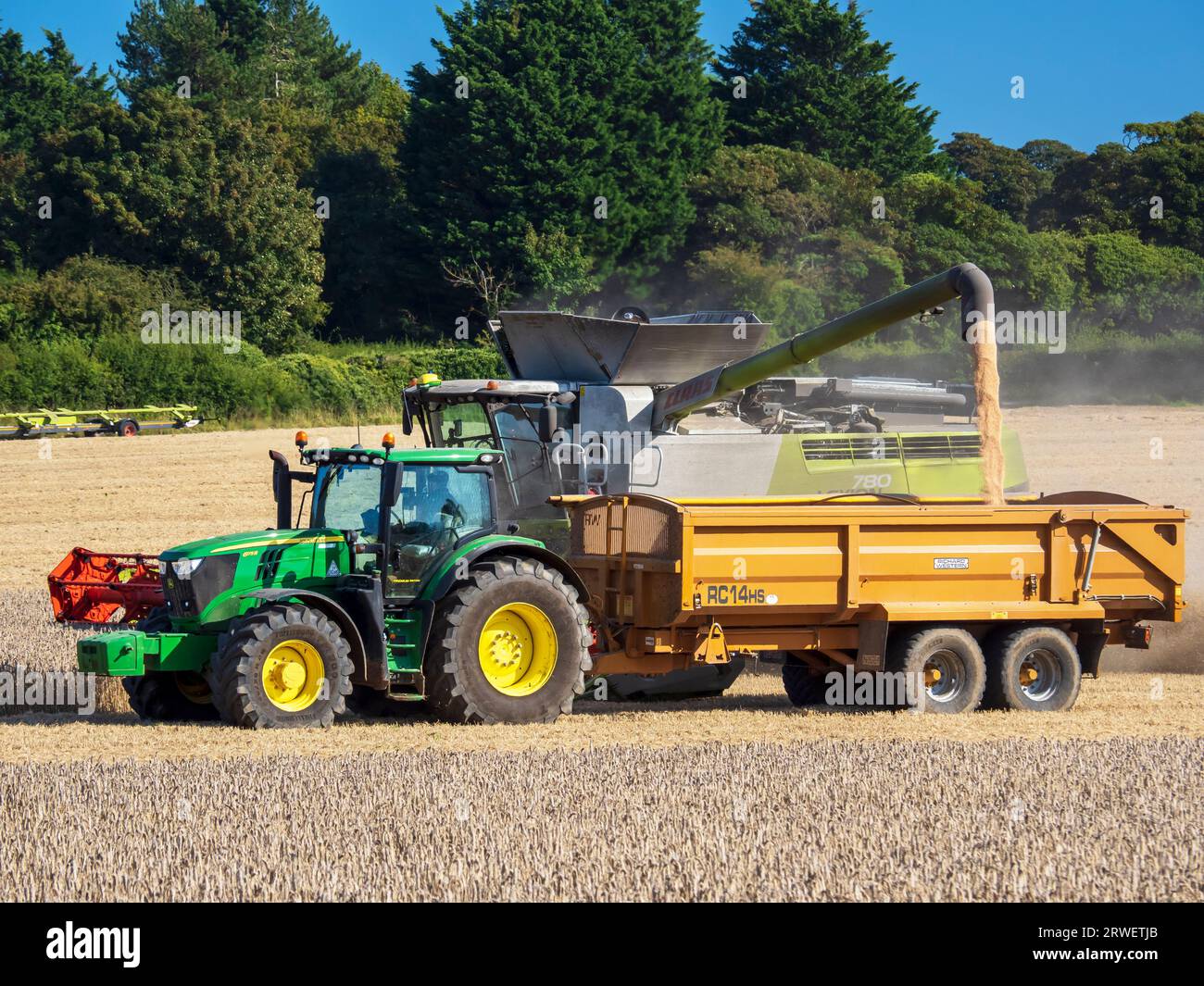 Ein Landwirt, der ein Weizenfeld in Cley Next the Sea, Norfolk, Großbritannien erntet. Stockfoto