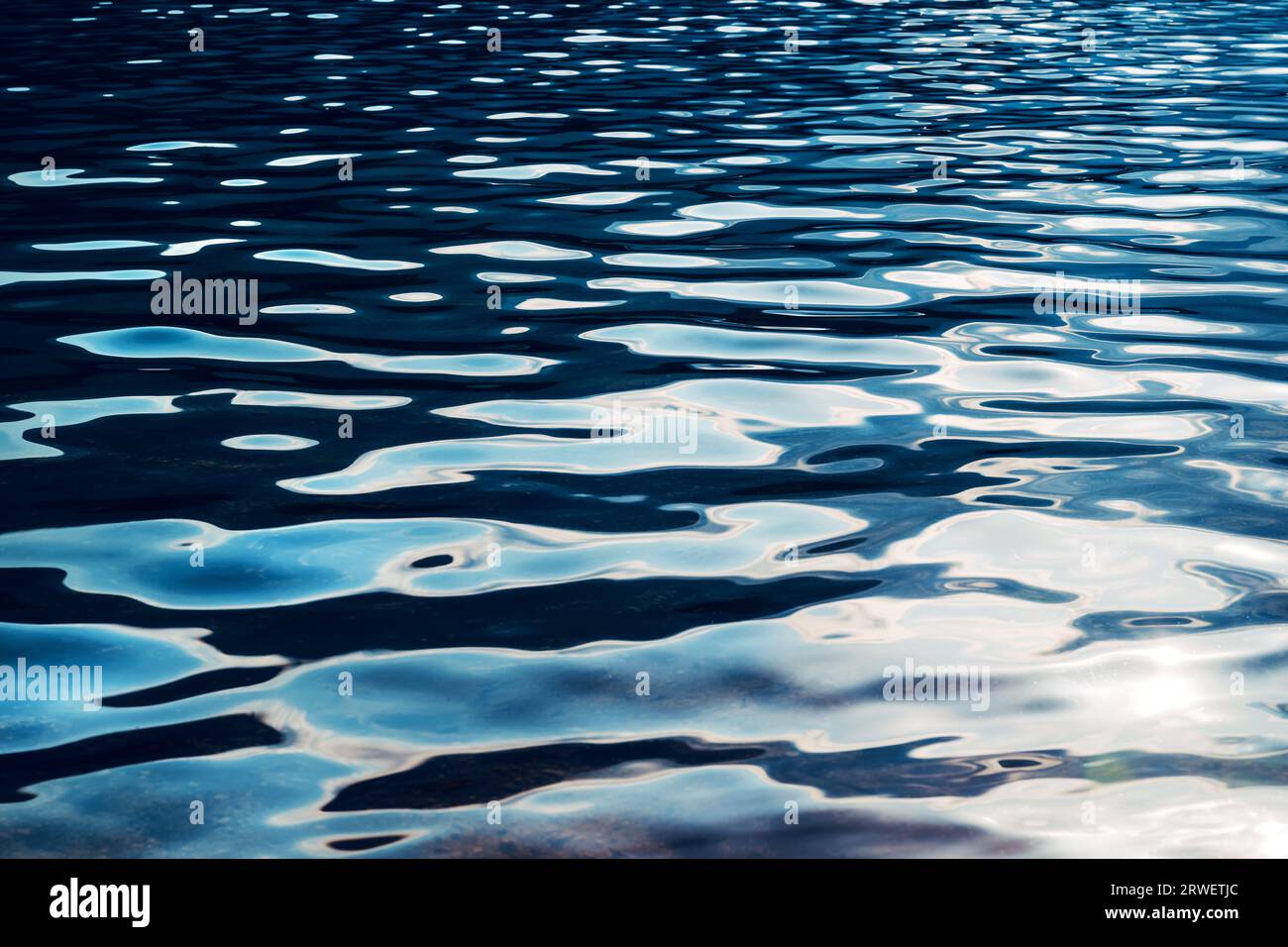 See Bohinj Wasseroberfläche, Wellenmuster als natürlicher Hintergrund, selektiver Fokus Stockfoto
