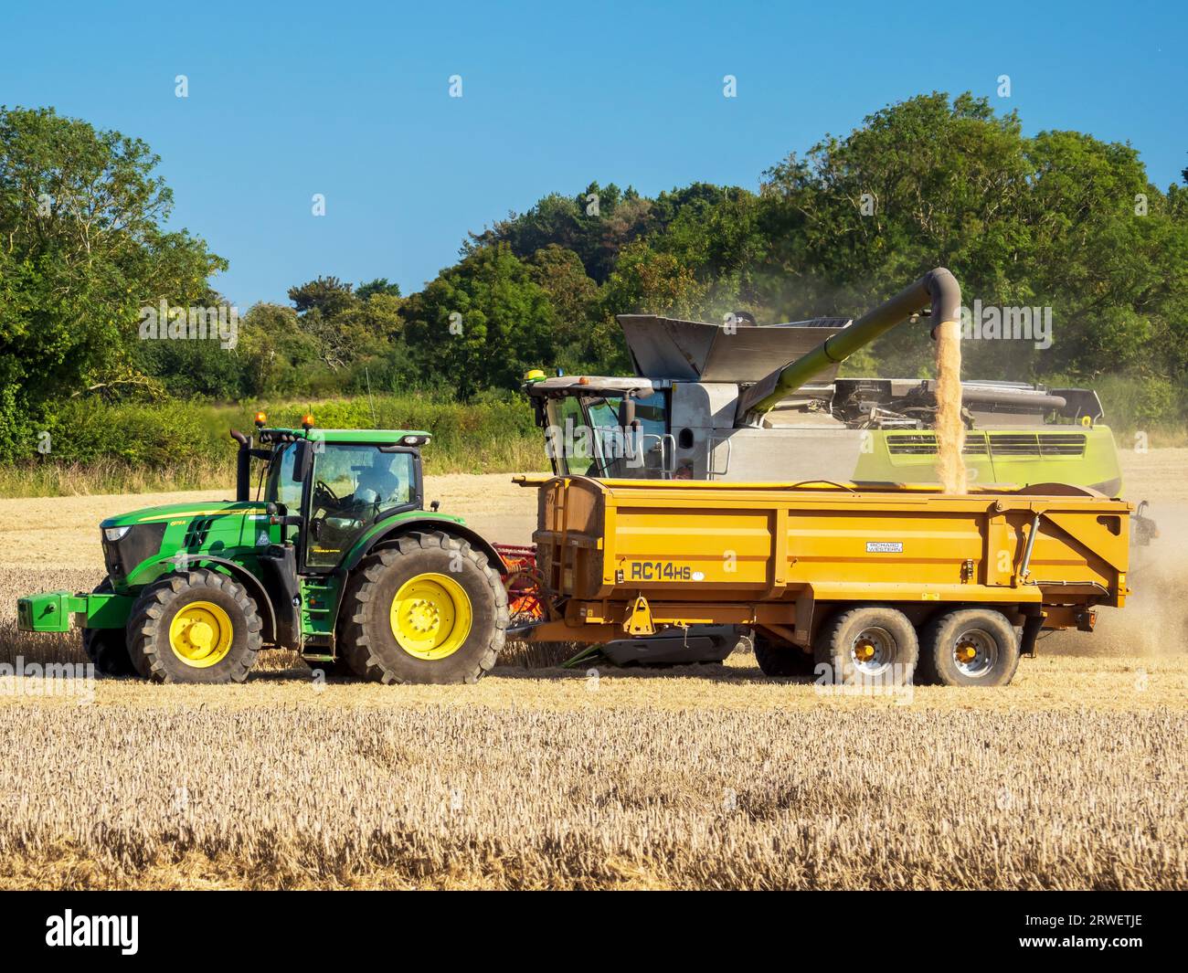 Ein Landwirt, der ein Weizenfeld in Cley Next the Sea, Norfolk, Großbritannien erntet. Stockfoto