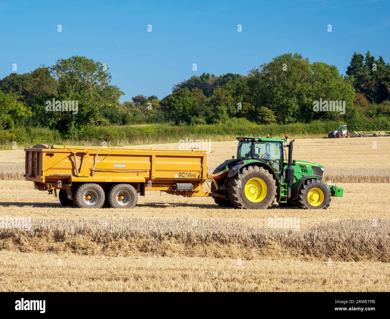 Ein Landwirt, der ein Weizenfeld in Cley Next the Sea, Norfolk, Großbritannien erntet. Stockfoto