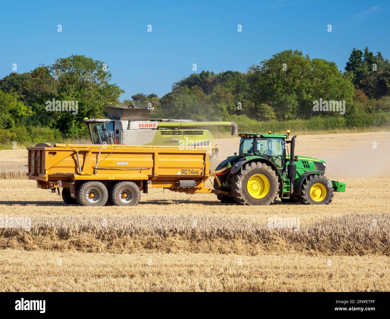 Ein Landwirt, der ein Weizenfeld in Cley Next the Sea, Norfolk, Großbritannien erntet. Stockfoto