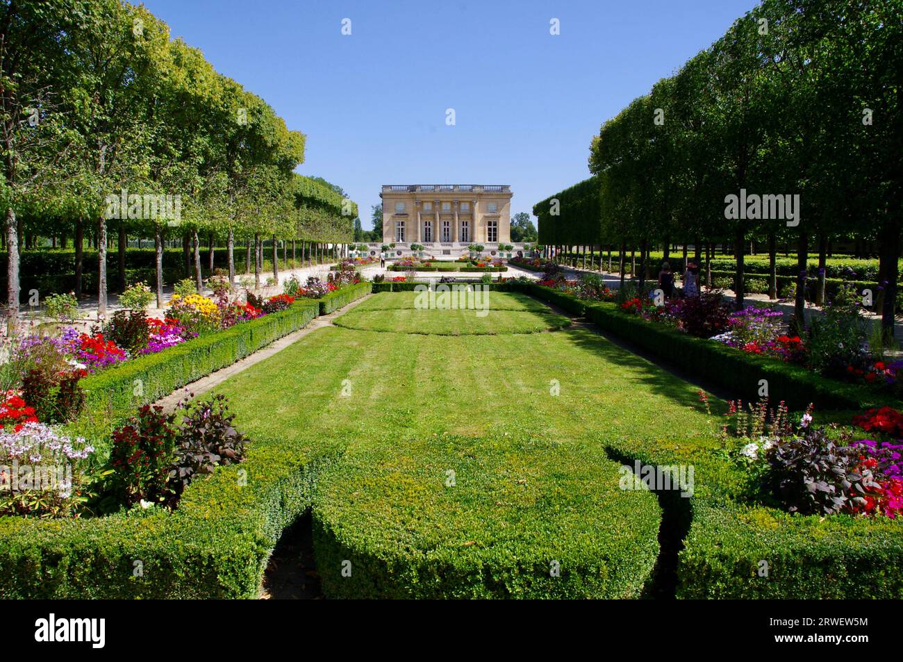 Atemberaubende Gärten vor dem Petit Trianon im Schloss von Versailles. Versailles, Frankreich Stockfoto