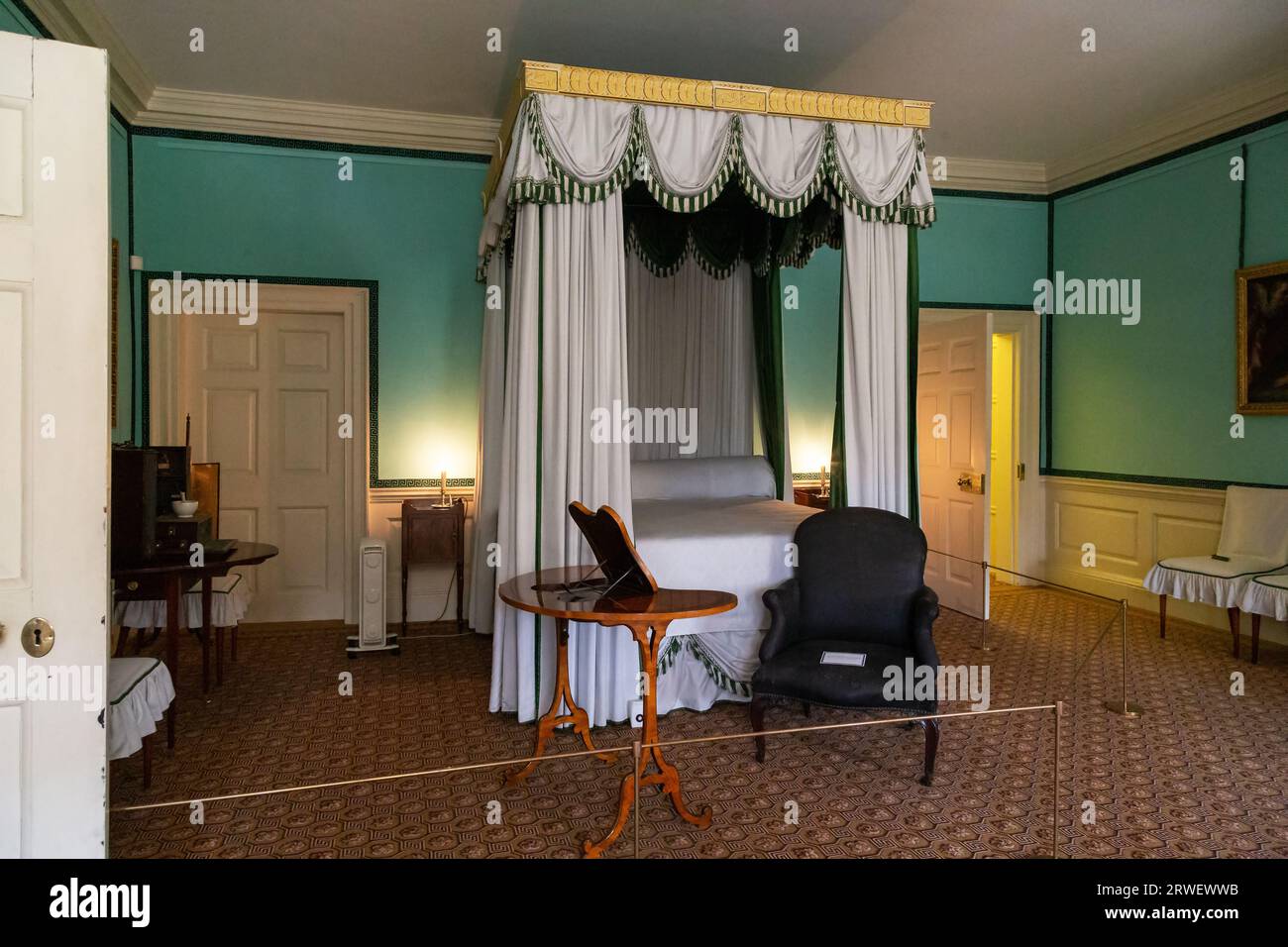 LONDON, GROSSBRITANNIEN - 17. SEPTEMBER 2014: Hier befindet sich eines der Schlafzimmer des kleinen königlichen Kew Palace aus dem 18. Jahrhundert in Kew Gard Stockfoto