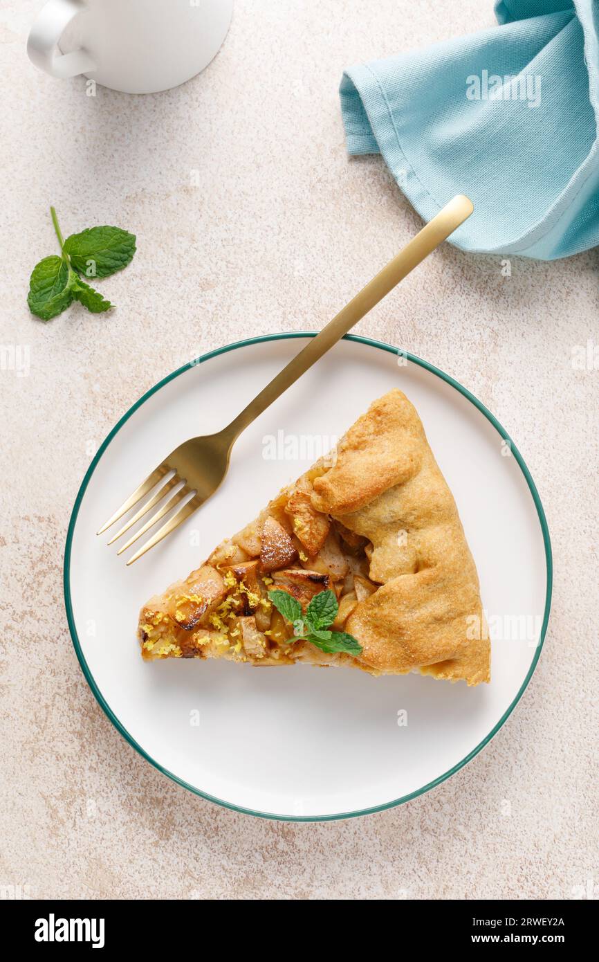 Apfelkuchen mit Zimt und Zitronenschale auf einem Teller Stockfoto