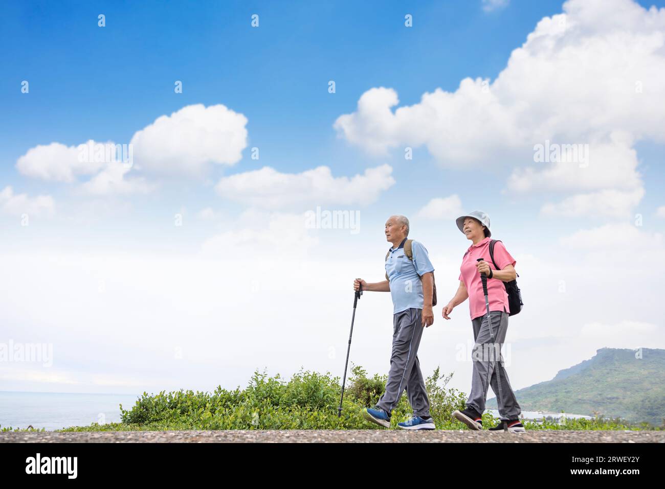 Glückliches älteres Paar, das gemeinsam auf den Bergen und an der Küste wandert Stockfoto