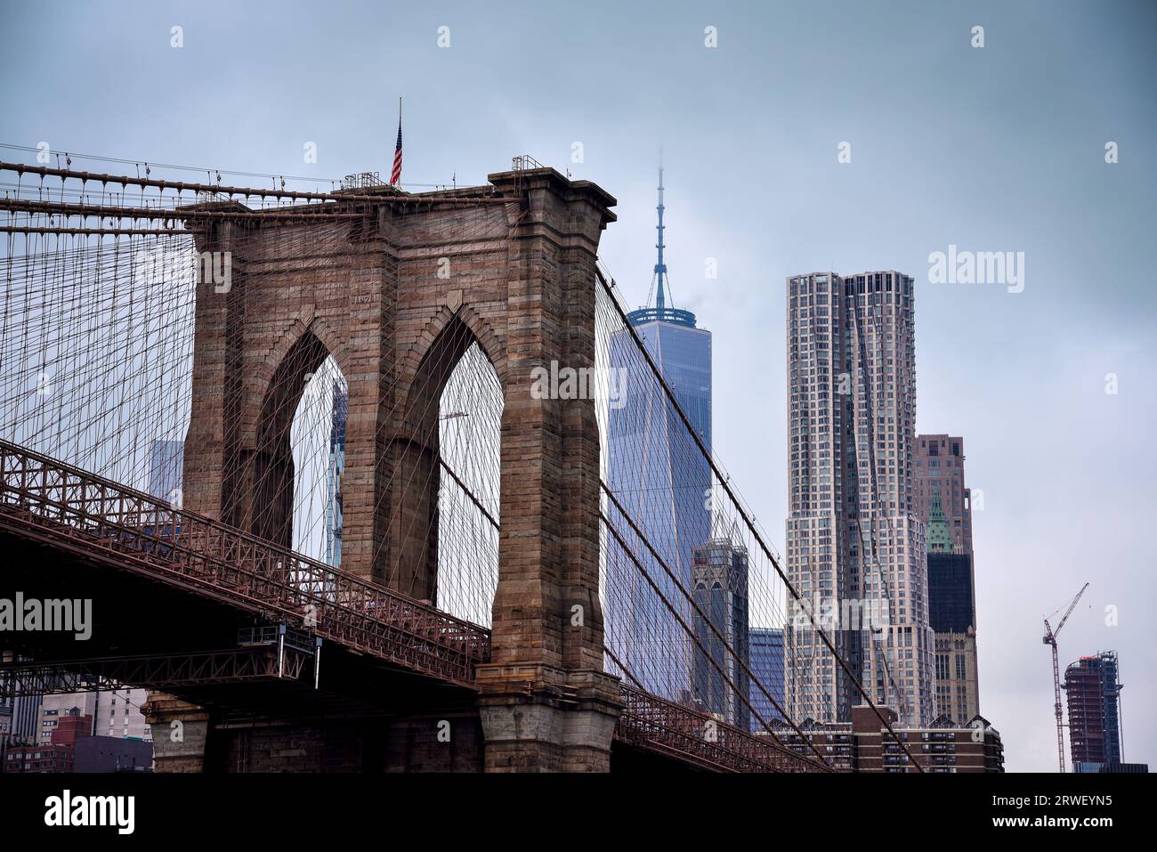 Brooklyn Bridge, One World Trade Center und 8 Spruce Aligned – New York City, USA Stockfoto