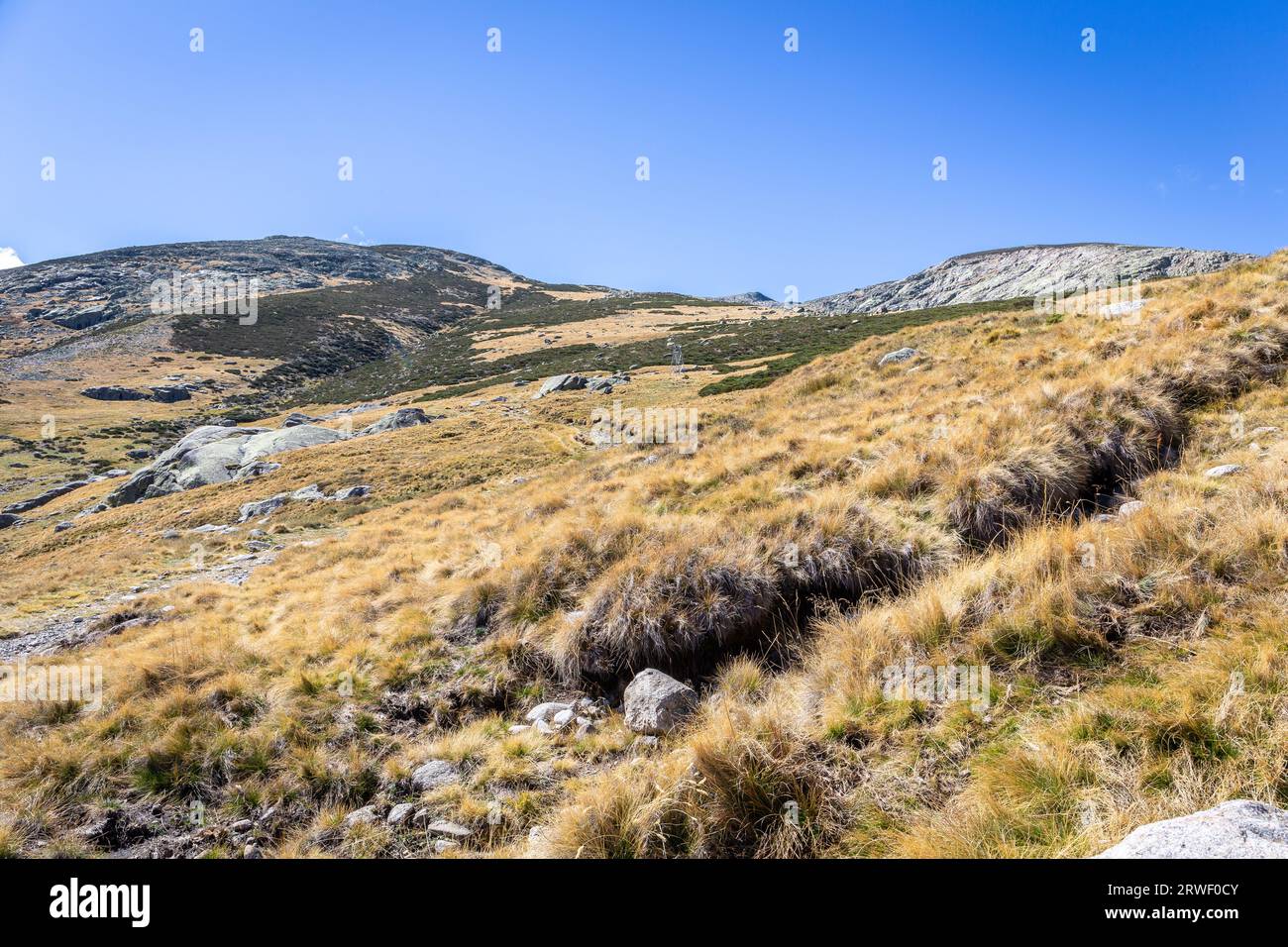 Sierra de Gredos Berglandschaft im Herbst, Pfad zum Laguna Grande de Gredos See von der Plataforma de Gredos, trockene, karge Vegetation, Spanien Stockfoto