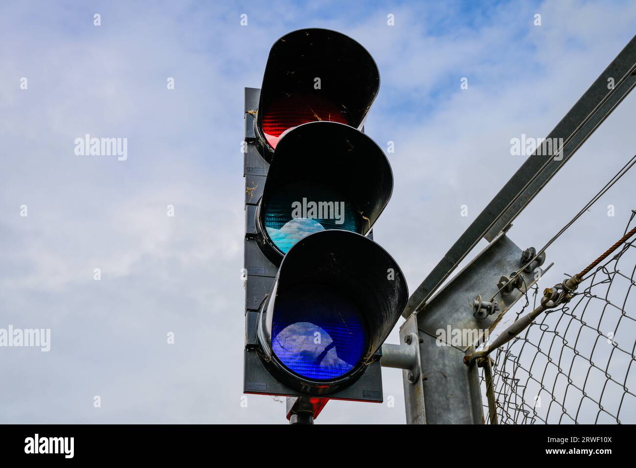 Eine Rennstrecke mit Lichtern, rot, grün und blau Stockfoto