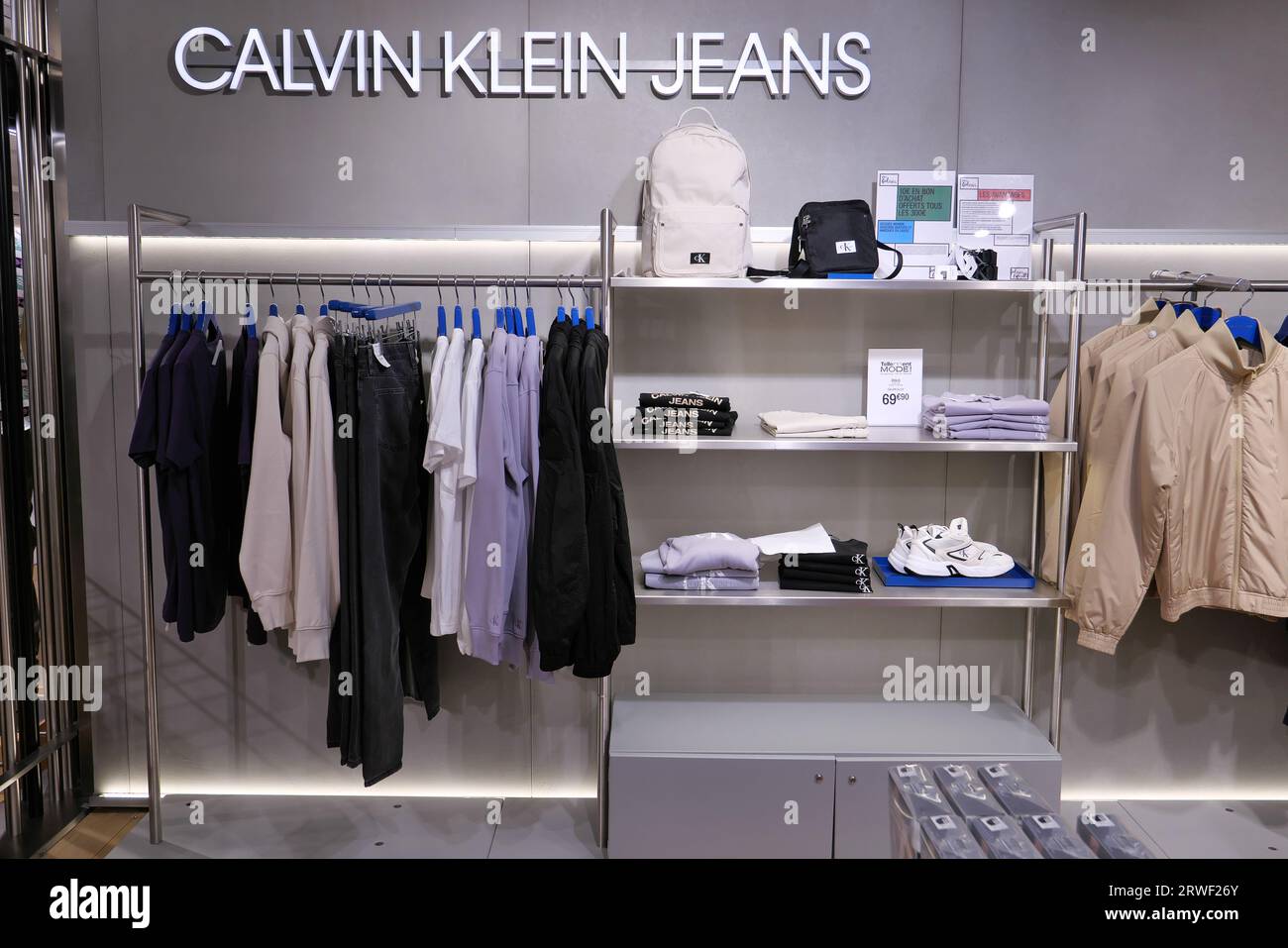 CALVIN KLEIN JEANS-KLEIDUNG IM MODEGESCHÄFT Stockfoto