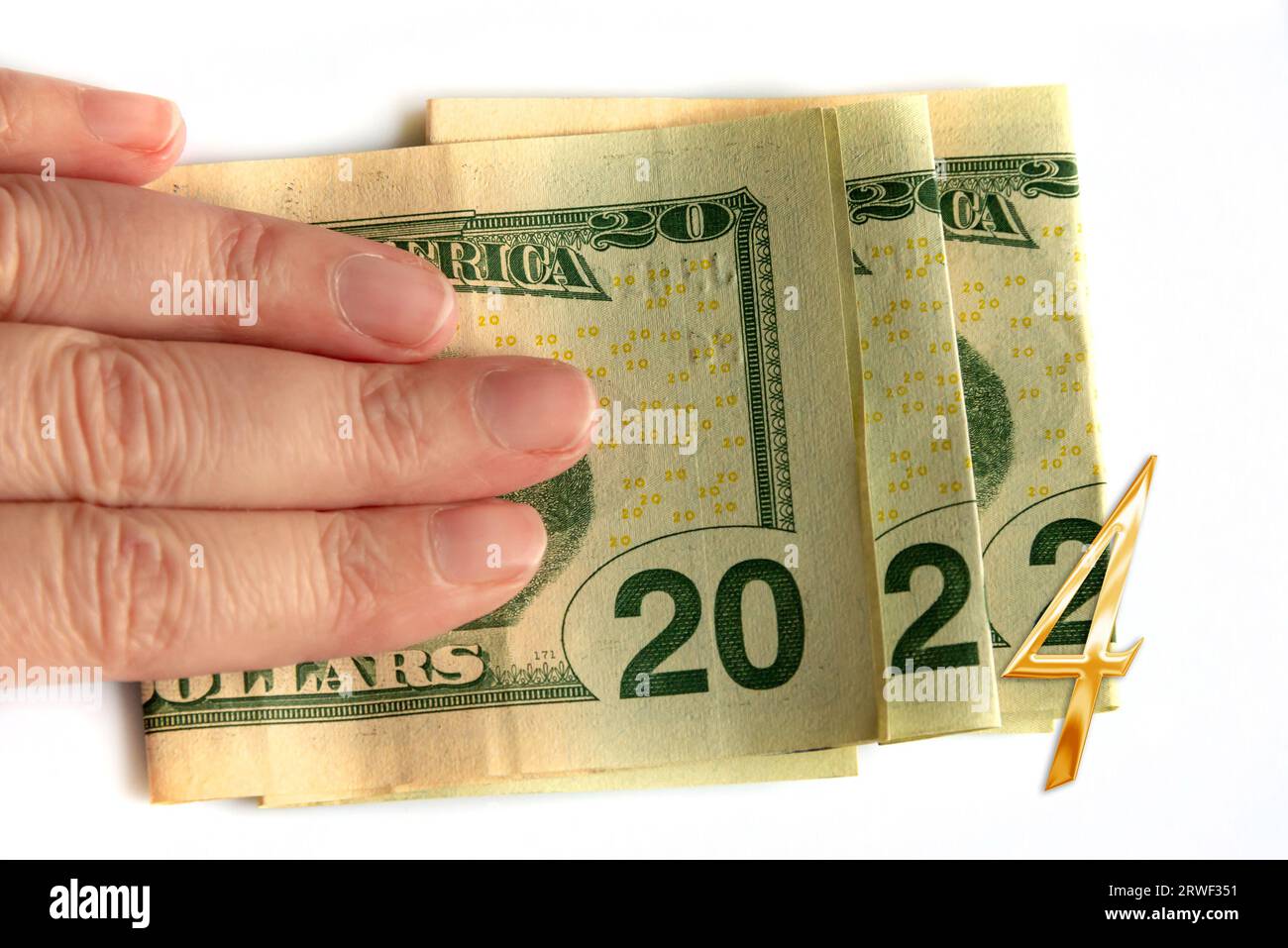 2022 geschrieben mit Dollar Banknoten in einer Hand isoliert auf weißem Hintergrund, Neujahr Grüße Geld Konzept Stockfoto