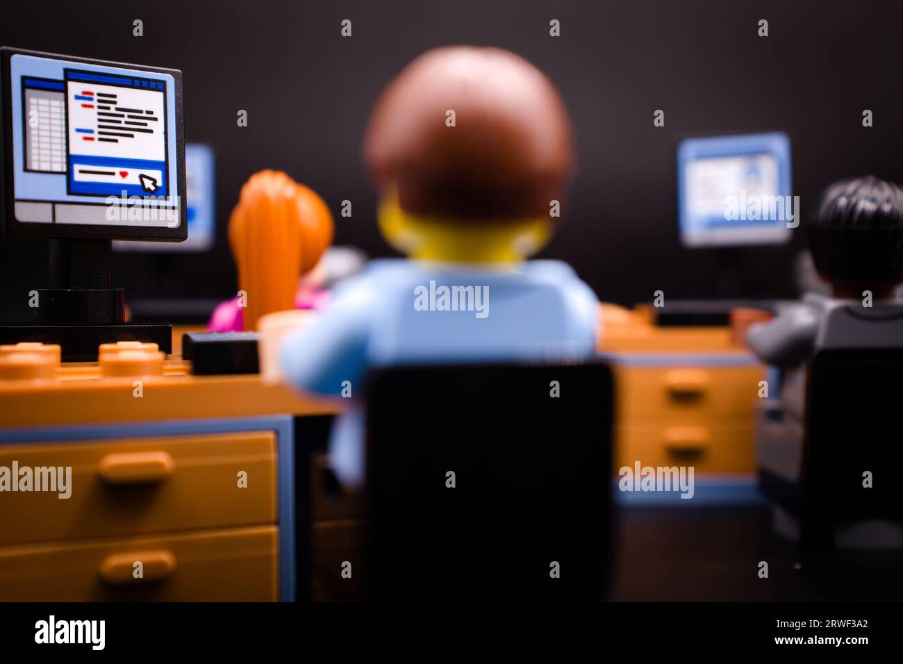 Angestellte vor ihren Computern, freier Raum Stockfoto